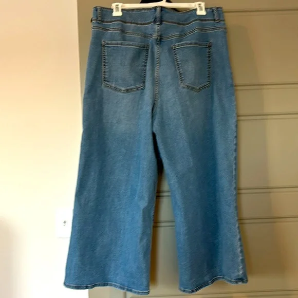 Gloria Vanderbilt Tummy Control Wide Leg Cropped Jeans; Size 14 - Picture 3 of 6